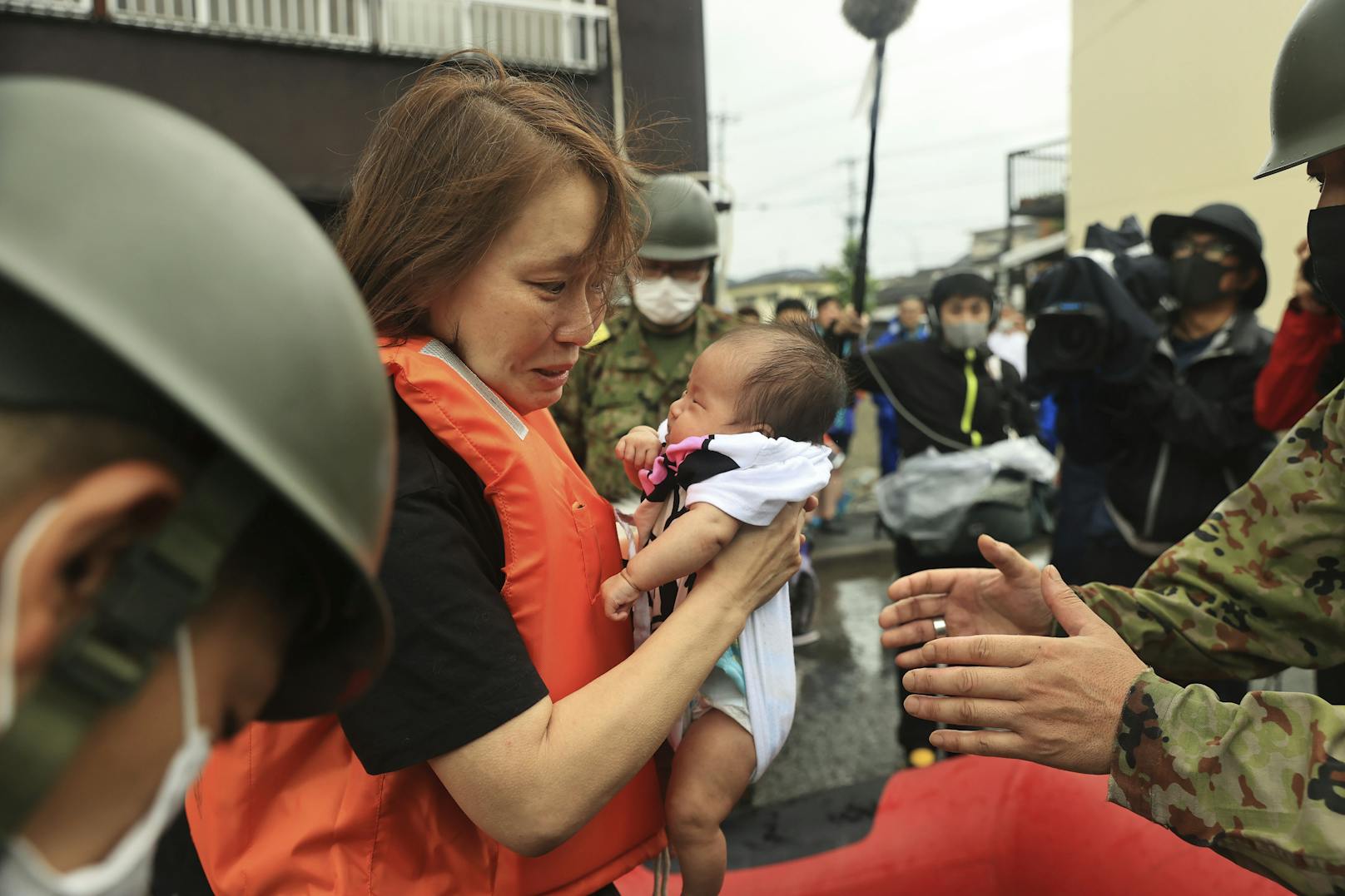 Eine Mutter übergibt ihr zwei Monate altes Baby in die Obhut eines der Soldaten.