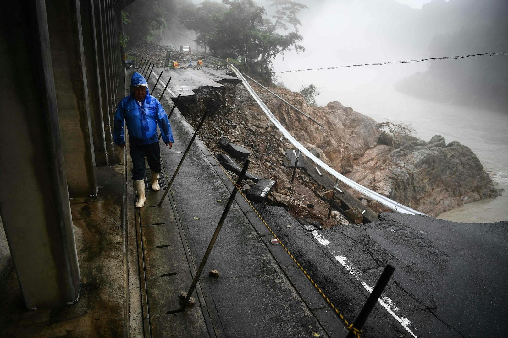 Wichtige Verbindungsstraßen um Kuma wurden von den Wassermassen weggerissen.