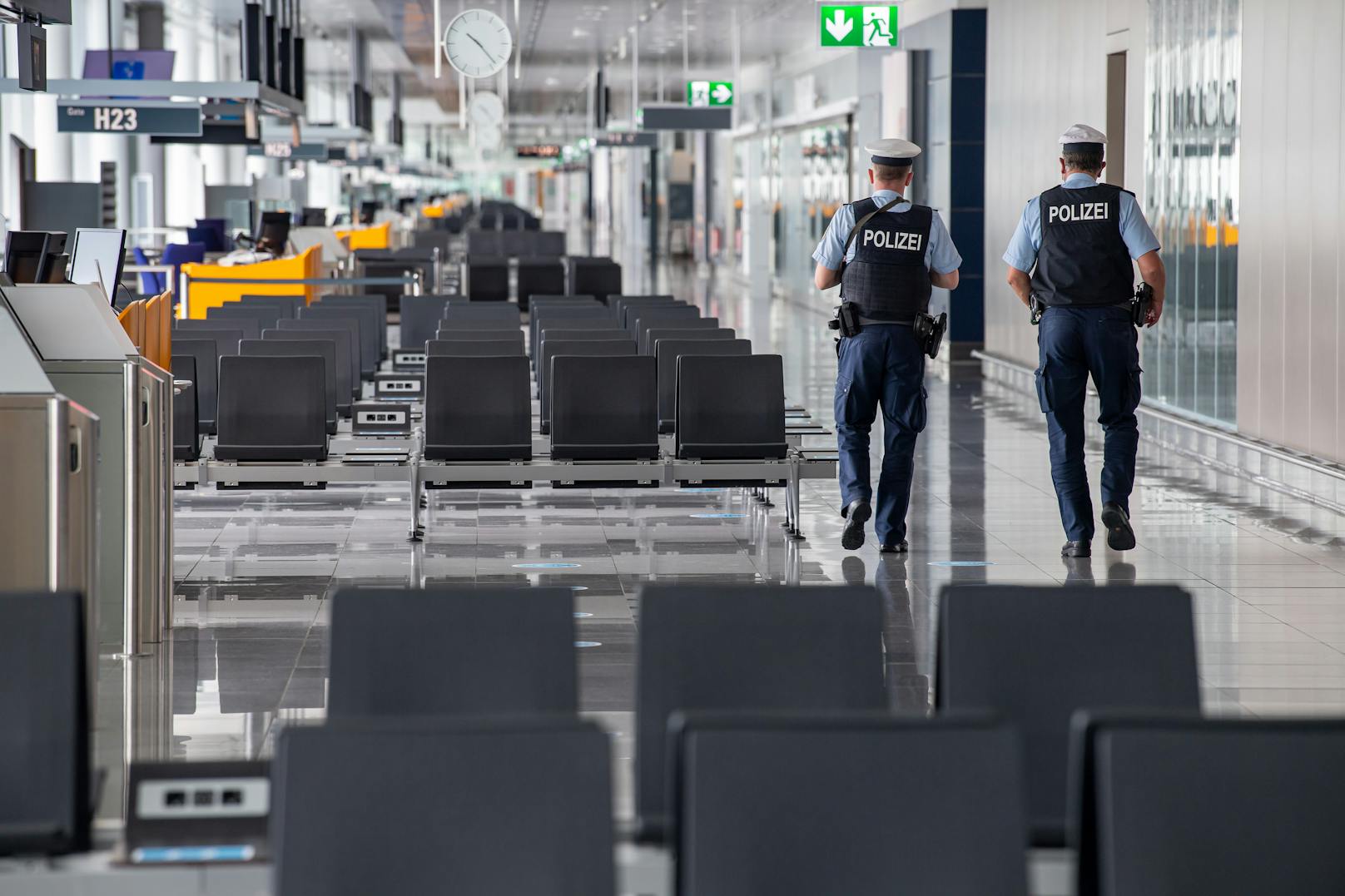 Zwei Polizisten auf Kontrollgang im Terminal 2 des Münchner Flughafens. Symbolbild