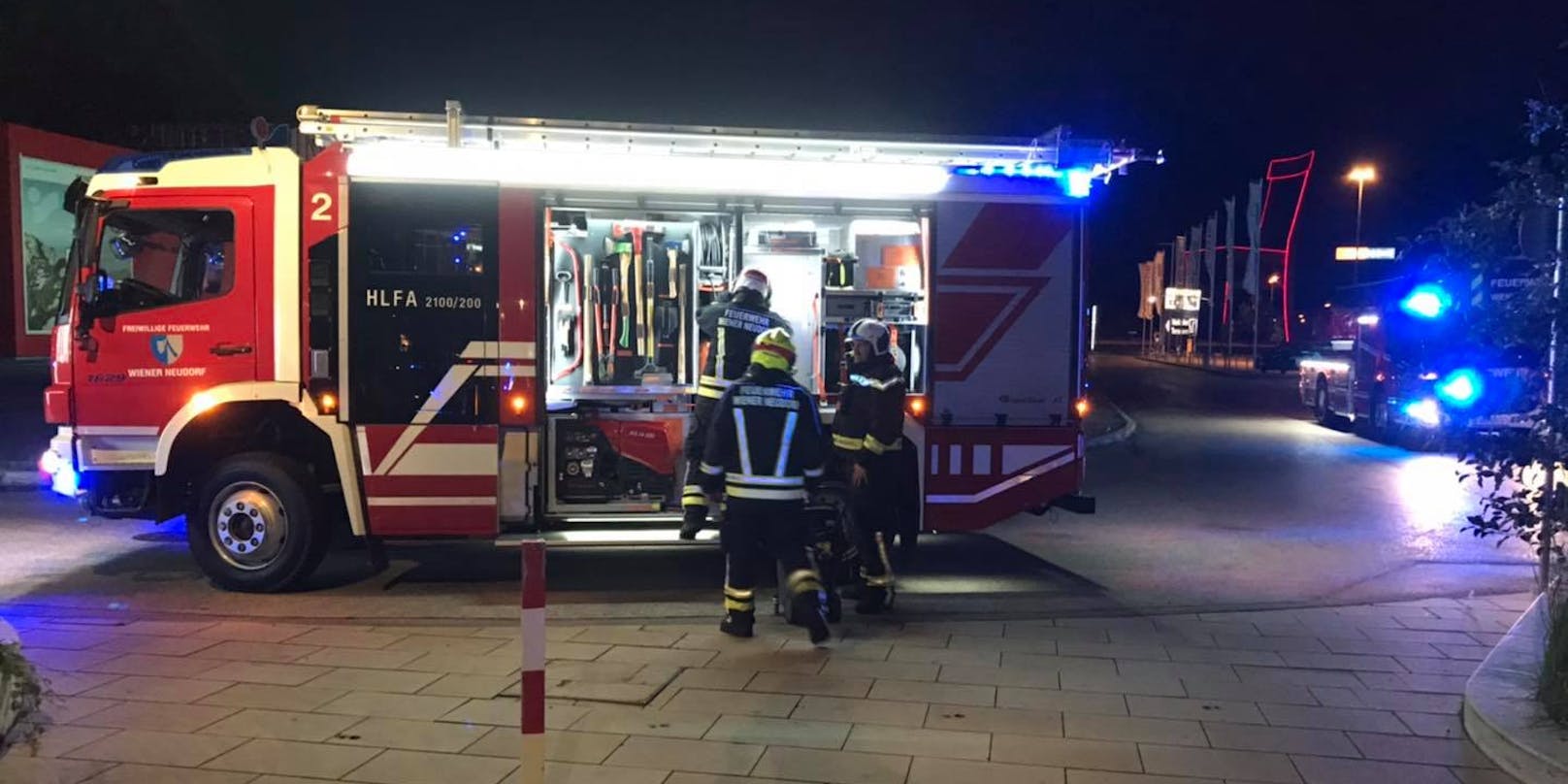 Die Freiwillige Feuerwehr Wiener Neudorf stand mit sechs Fahrzeugen und 28 Mann über 90 Minuten im Einsatz.