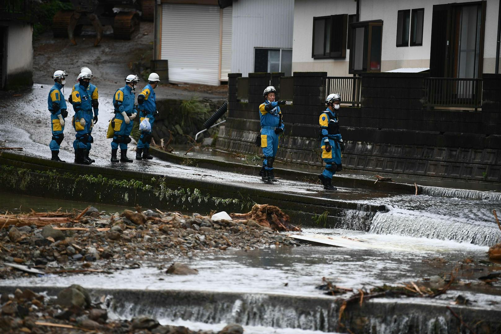  Einsatzkräfte suchen nach einem Murenabgang in der Gemeinde Tsunagi, Präfektur Kumamoto, nach Vermissten (7. Juli 2020)