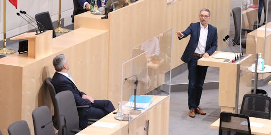 Ex-Innenminister Kickl (FPÖ, re.) attackierte seinen Nach-Nach-Nachfolger Nehammer (ÖVP, li. sitzend) heftig.