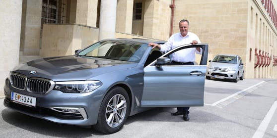 Hans Peter Doskozil mit seinem Dienst-BMW