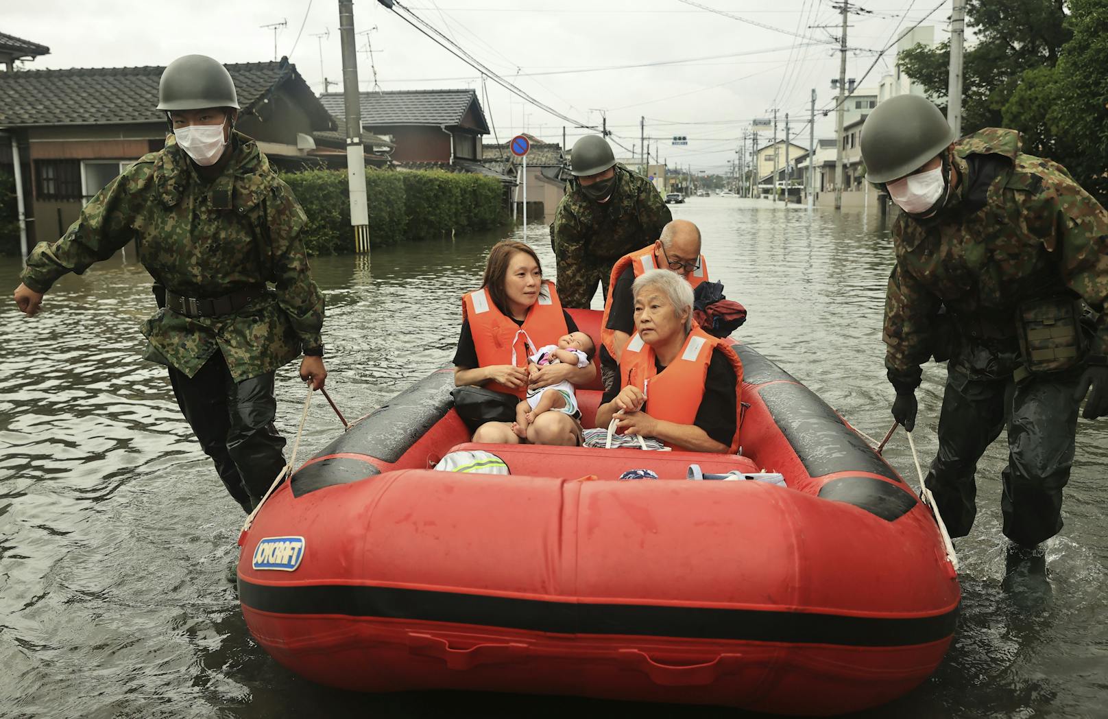 Soldaten der Selbstverteidigungsstreitkräfte retten in Bewohner aus ihren überfluteten Häusern. Aufgenommen in Omuta, Präfektur Fukuoka, am 7. Juli 2020.
