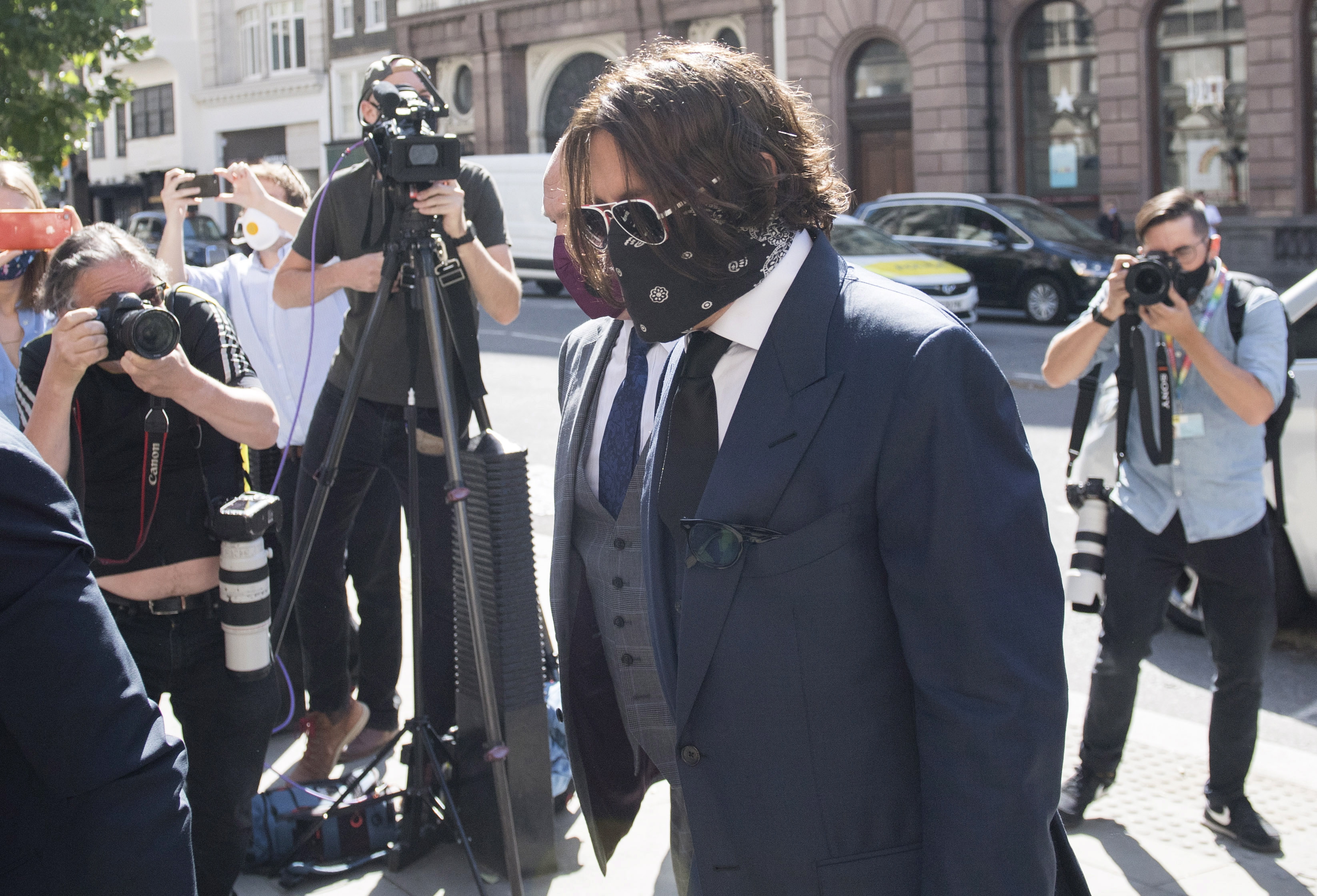 Johnny Depp mit Schutzmaske beim Prozessauftakt