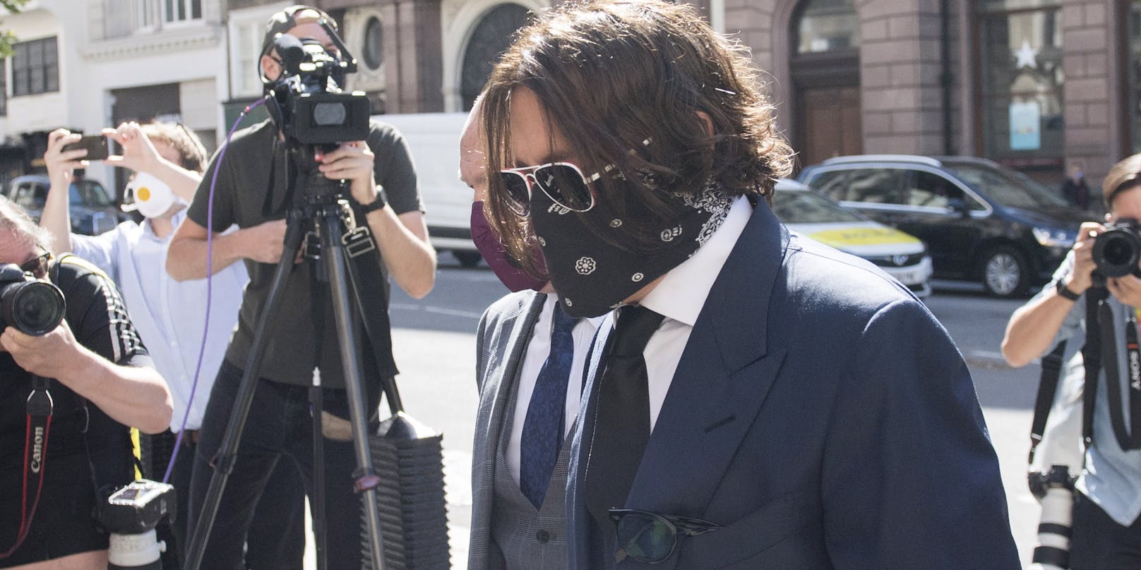 Johnny Depp mit Schutzmaske beim Prozessauftakt