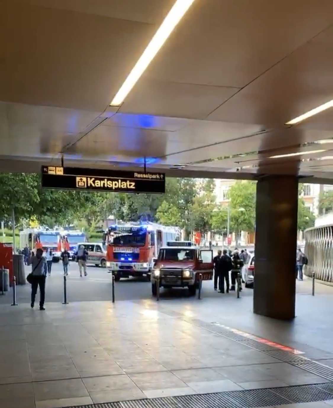 Die Feuerwehr musste zu einem Einsatz in der U-Bahnstation Karlsplatz ausrücken.