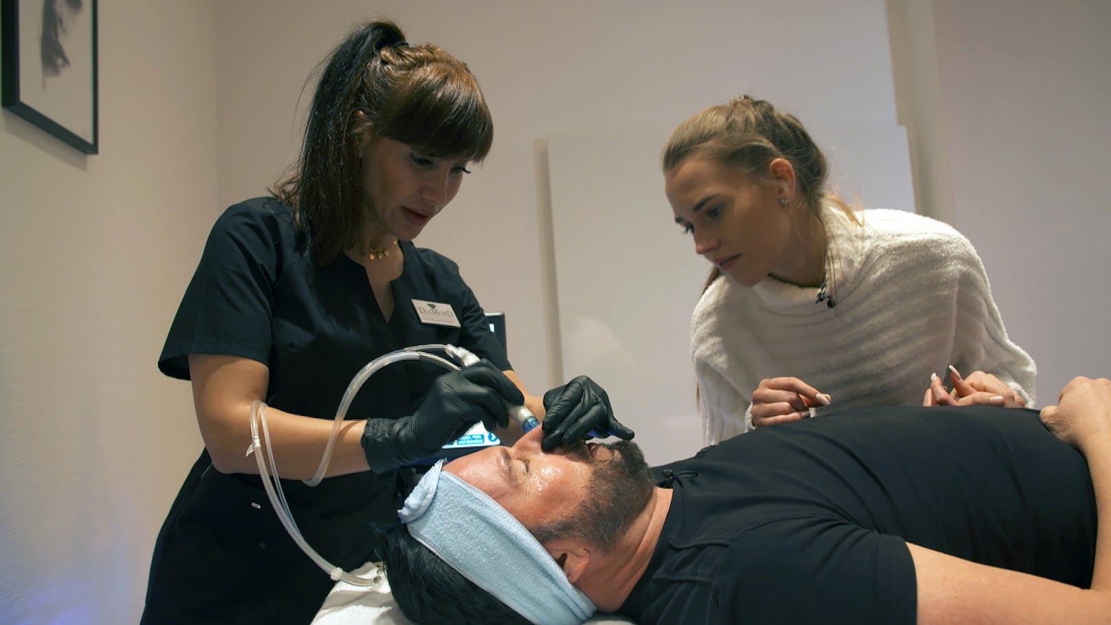 Nach seiner Nasen-OP stattet <strong>Michael Wendler</strong> (Mitte) der Beauty-Klinik einen weiteren Besuch ab.