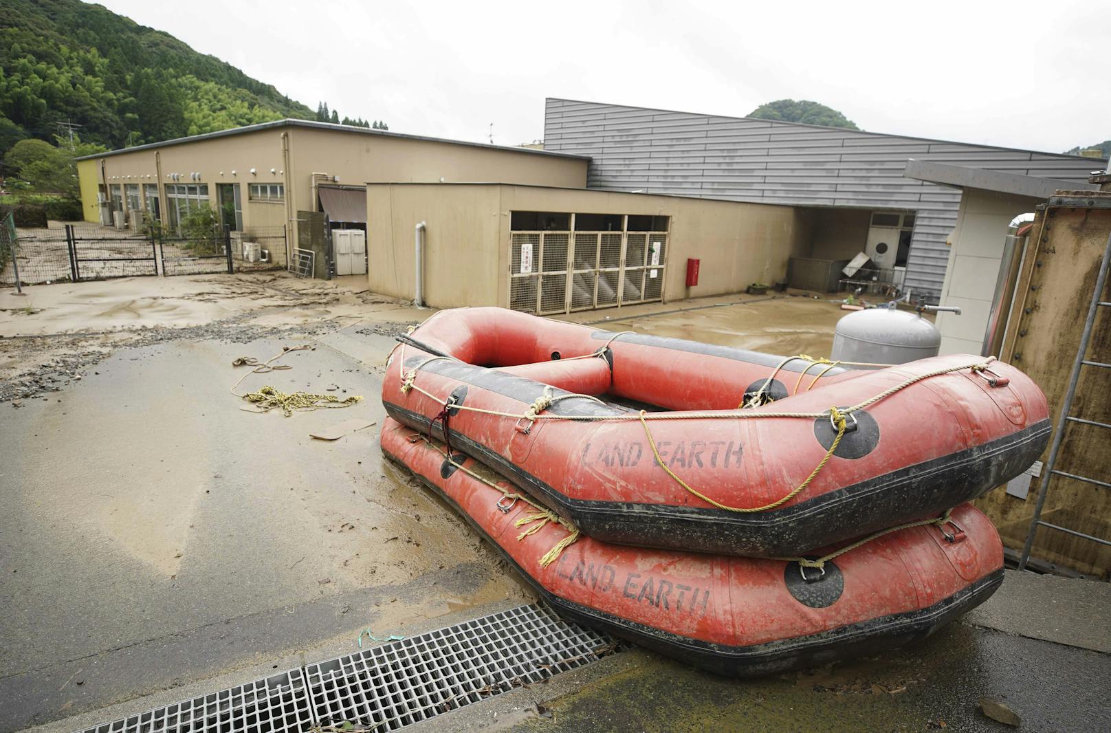 Ein Rettungsboot, zurückgelassen an einem von der Flut schwer beschädigten Altersh in Kuma, Präfektur Kumamoto.