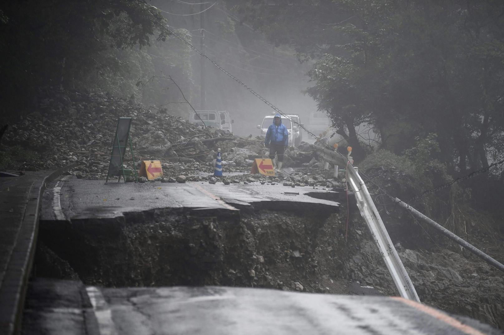Wichtige Verbindungsstraßen um Kuma wurden von den Wassermassen weggerissen.