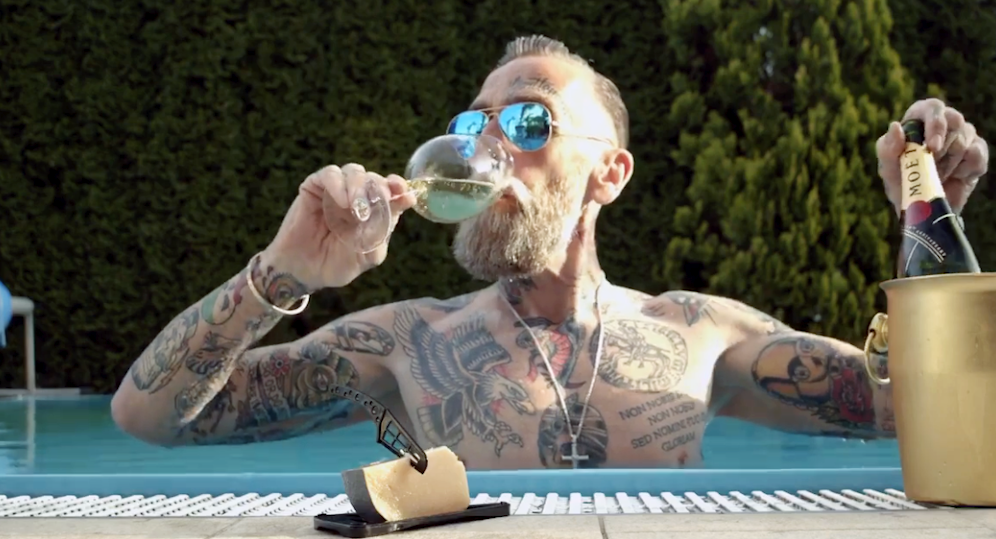 Für Roland Ludomirska gehört zu seinem exklusiven Käse ein Champagner einfach dazu...