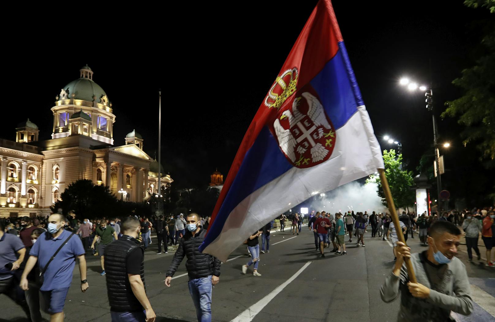 Ausschreitungen in Belgrad nachdem Serbiens Präsident Vucic erneut Ausgangssperren wegen steigender Corona-Zahlen verordnet hat (7. Juli 2020)