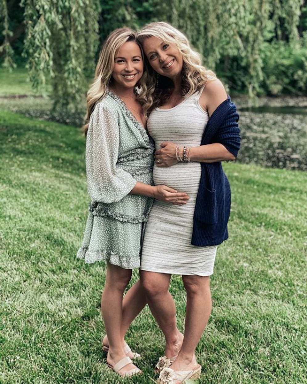 Eine Mutter aus den USA macht ihrer Tochter ein ganz besonderes Geschenk: Sie trägt ihr Kind aus.