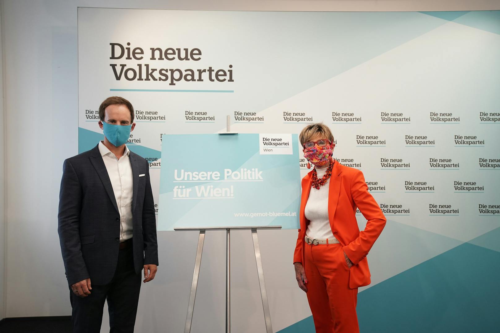 Die ÖVP Wien will die Rückkehr der automatischen Türöffnung und eine strengere Kontrolle der Maskenpflicht in den Wiener Öffis. Stadtrat Markus Wölbitsch und Gesundheitssprecherin Ingrid Korosec gingen selbst mit gutem Beispiel voran.