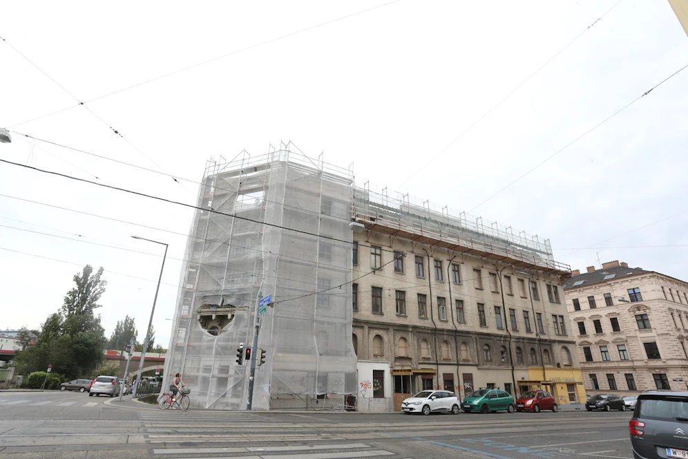 2018 ließ der Besitzer das Dach des Mietshauses in der Radetzkystraße 24-26 abtragen.