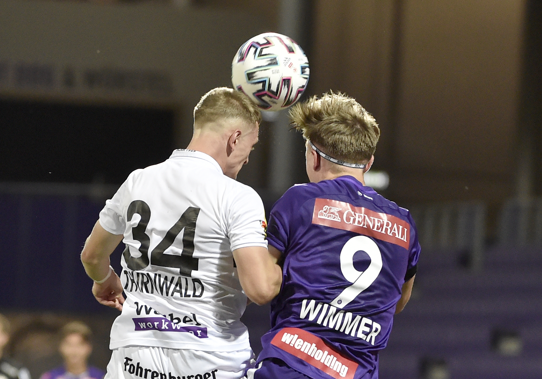 Patrick Wimmer beim Kopfball