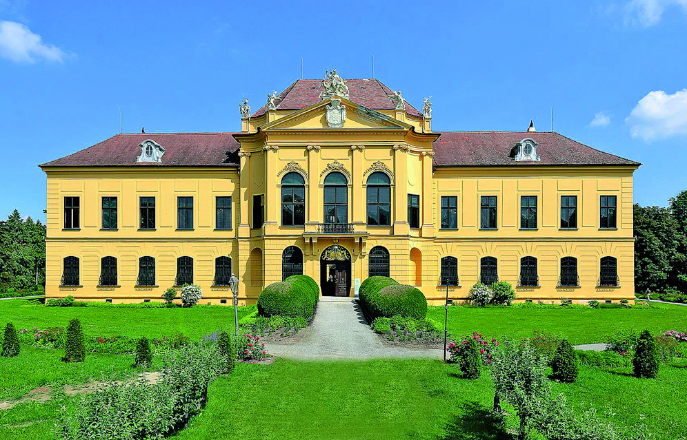 Das barocke kaiserliche Jagdschloss Eckartsau ist eine der stimmungsvollsten und schönsten Schlossanlagen in Österreich.