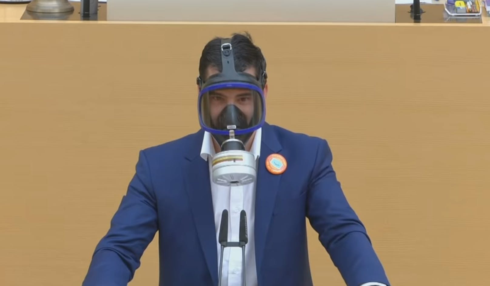 Der AfD-Politiker Stefan Löw betrat das Rednerpult mit Gasmaske.