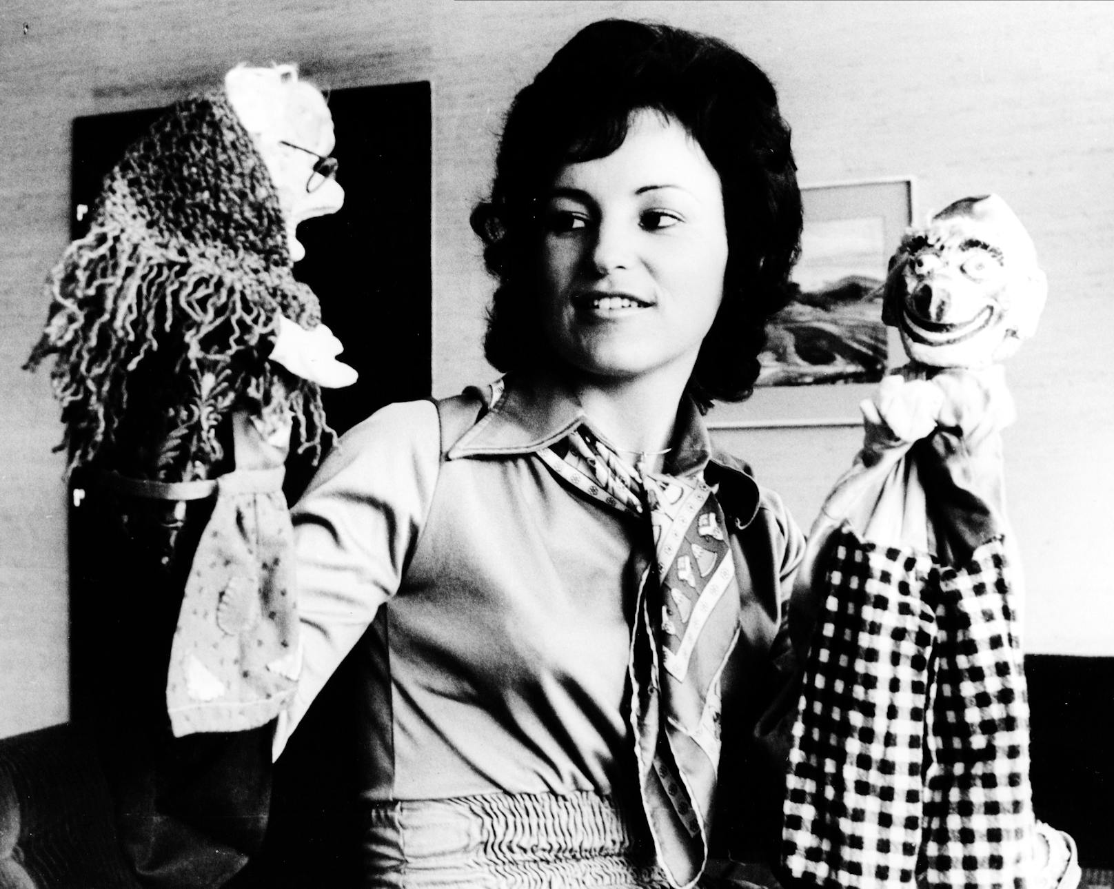 Das ist ihre ganz persönliche Erinnerung an den Kasperl: ein Bild von früher, Theater-Gründerin Christa Koinig mit ihren Puppen.