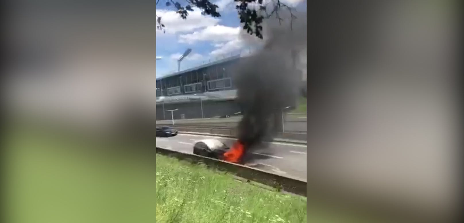 Ein Auto ging am Mittwochnachmittag am Verteilerkreis in Flammen aus