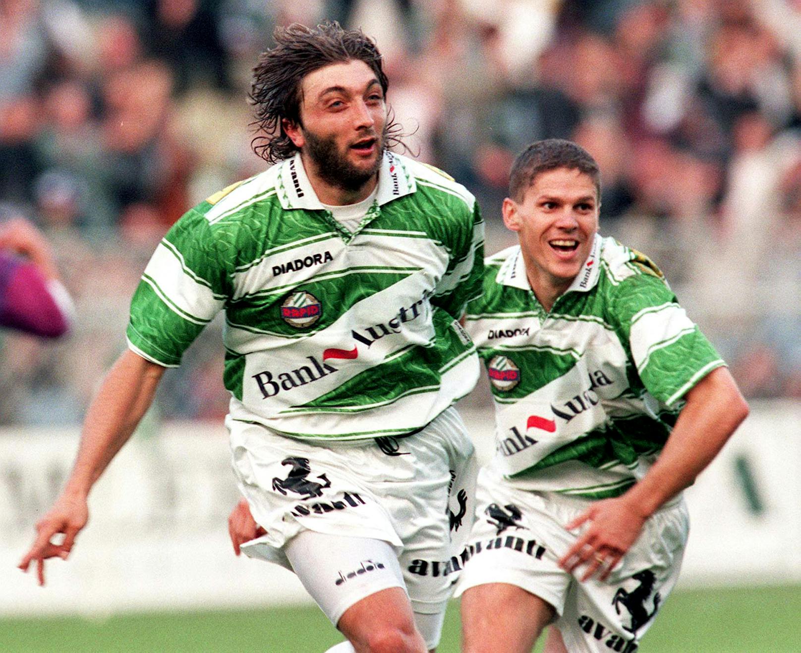 <strong>Trifon Ivanov:</strong>&nbsp;Der Bulgare spielte und kämpfte sich schnell in die Herzen der Fans. Obwohl nur zwei Saisonen da, hinterließ er einen bleibenden Eindruck. Wurde 1996 Meister und stand mit Rapid im Europacup-Finale.