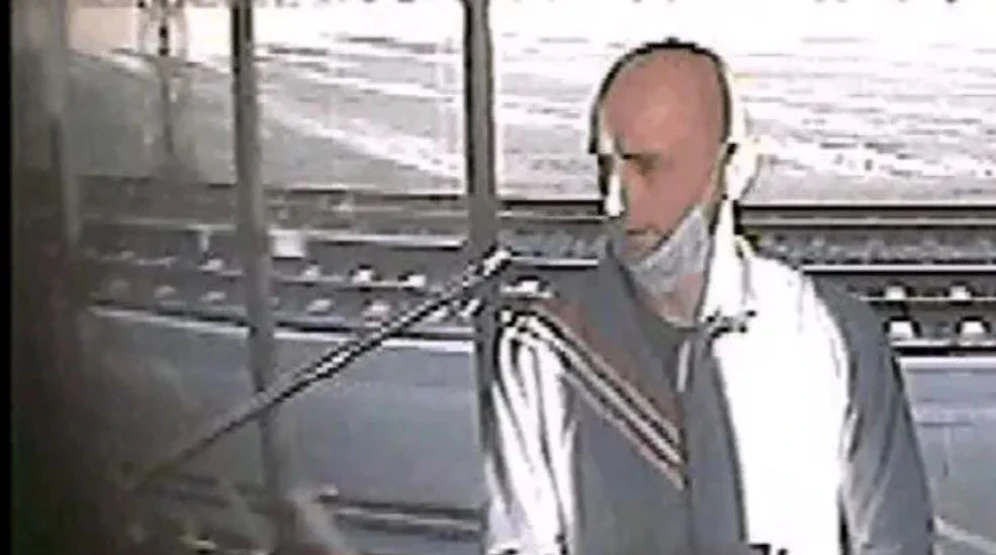 Die Berliner Polizei sucht diesen Mann.