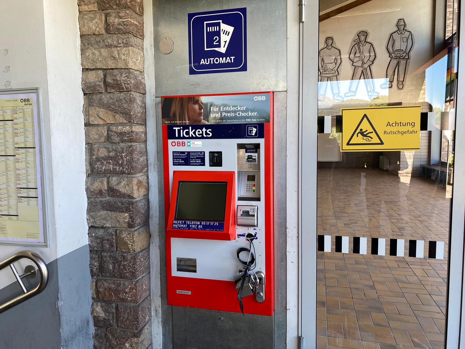 Aufgebrochener Ticketautomat in Tirol.