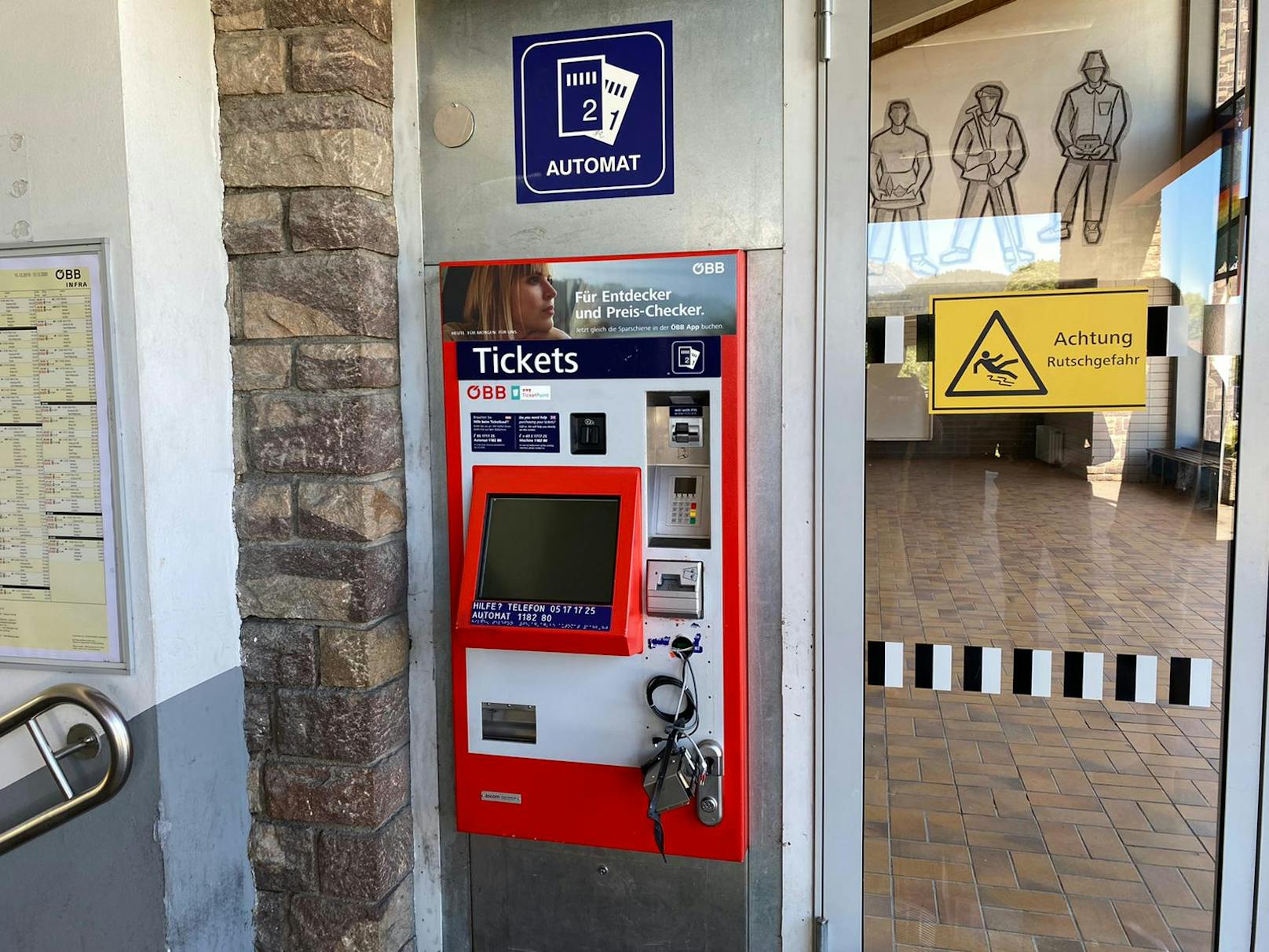 In Pill-Vomperbach, Fritzens sowie Terfens-Weer wurden die Ticketautomaten der ÖBB aufgebrochen.