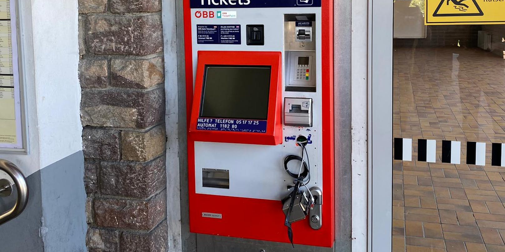 Aufgebrochener Ticketautomat in Tirol.