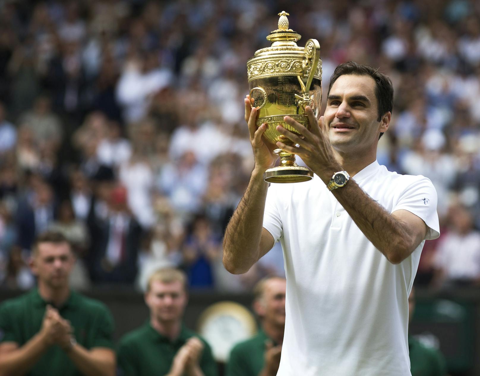 Federer feiert seinen Sieg nachdem er das Endspiel bei den Wimbledon-Meisterschaftenam 16.Juli 2017 in London, Großbritannien gewonnen hat.