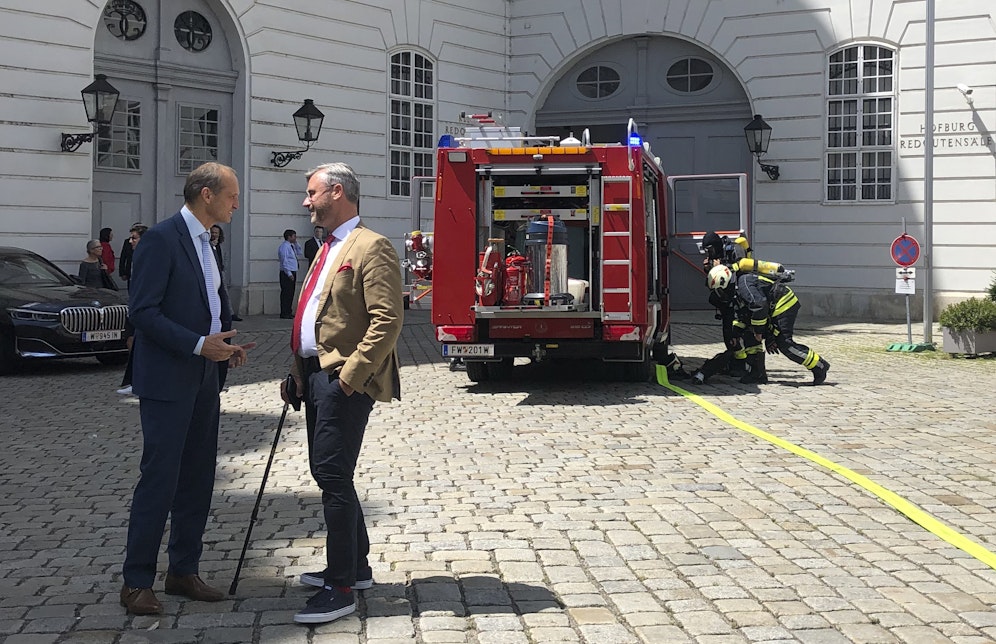 Ein Feueralarm hat die Debatte des Nationalrats Mittwoch, 08. Juli 2020, unterbrochen. Abgeordnete und Mitarbeiter verließen das Ersatzquartier in der Hofburg. Grund für den Alarm war ein Mistkübel beim Müllraum, der in Brand geraten war. Im Bild links ÖVP-Verfassungssprecher Wolfgang Gerstl und der Dritte Nationalratspräsident Norbert Hofer (FPÖ)