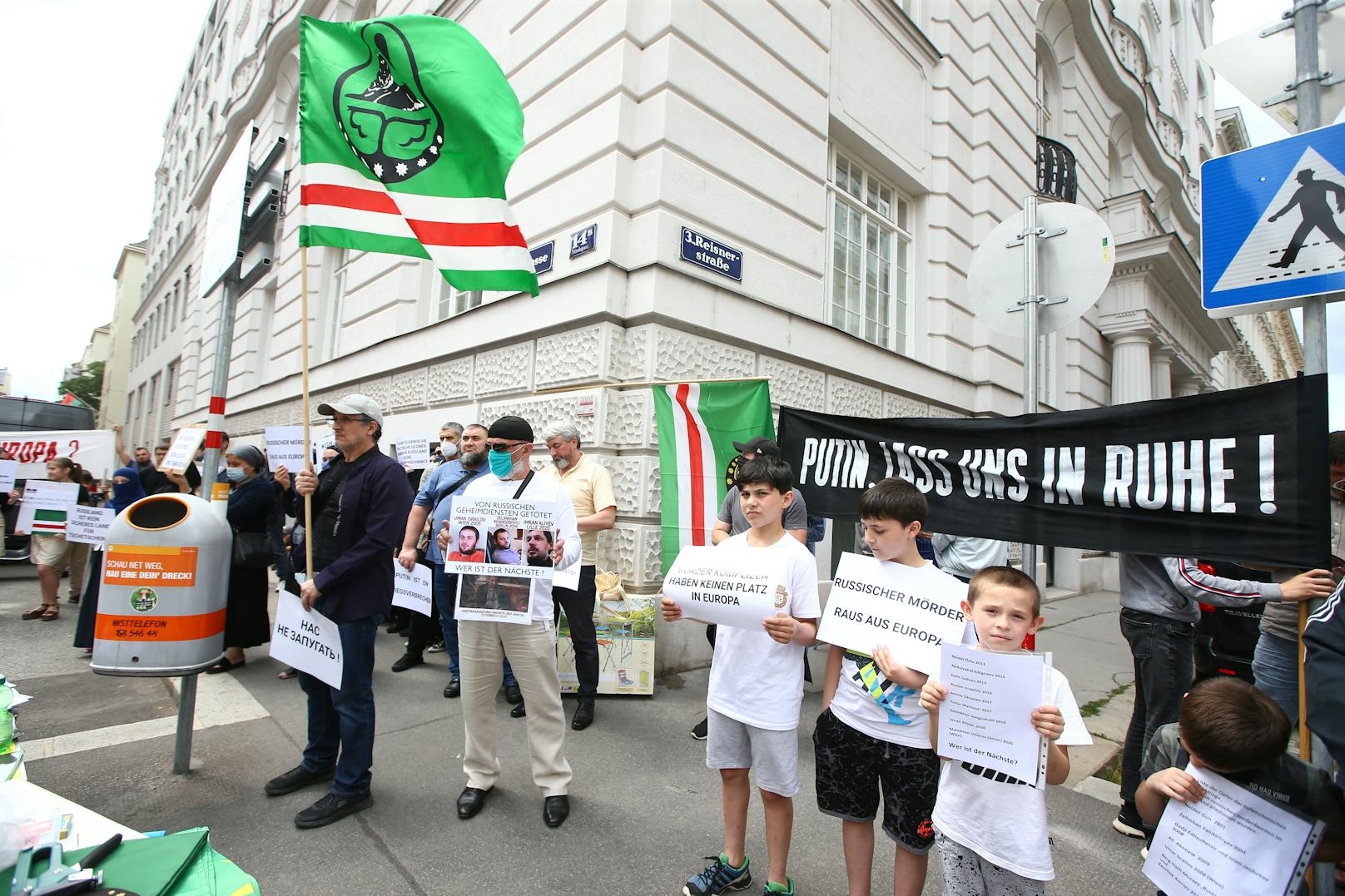 Mitglieder der Tschetschenischen Community demonstrierten am Dienstag in Wien.