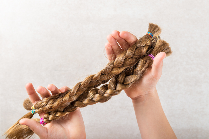 Je länger, desto besser! Glatte, lange Haare sind das beste Material, um Perücken zu machen.