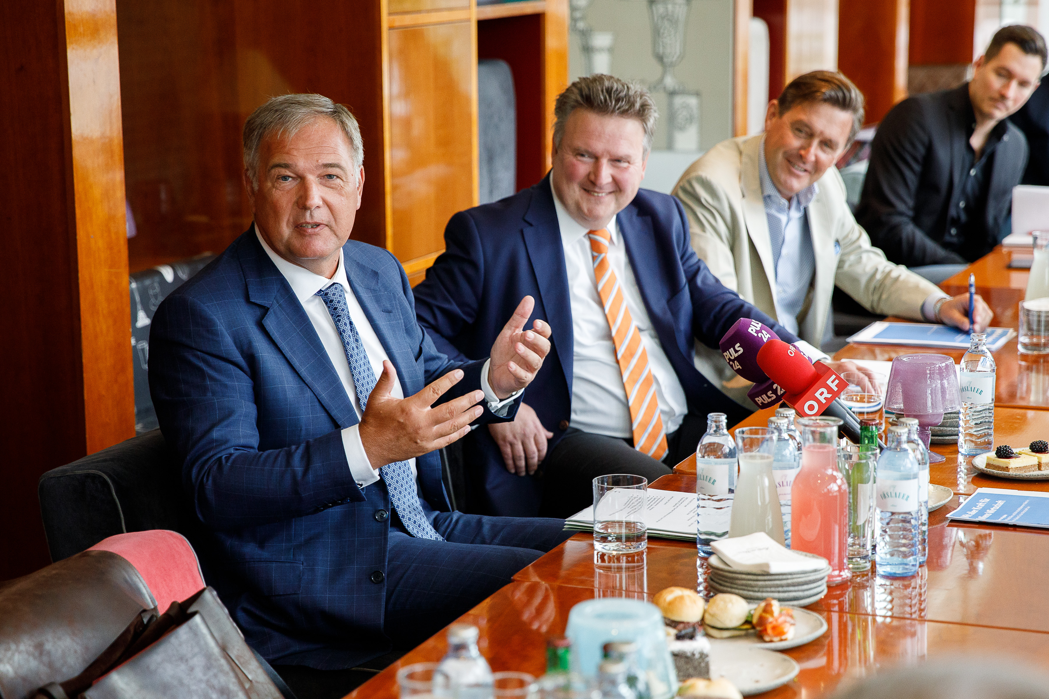 Nach rund vier Monaten Corona-Hilfe zogen (v.l.n.r.)Wirtschaftskammer Wien-Präsident Walter Ruck, Bürgermeister Michael Ludwig und Wirtschaftsstadtrat Peter Hanke (beide SPÖ) eine Zwischenbilanz über die gesetzten Maßnahmen.