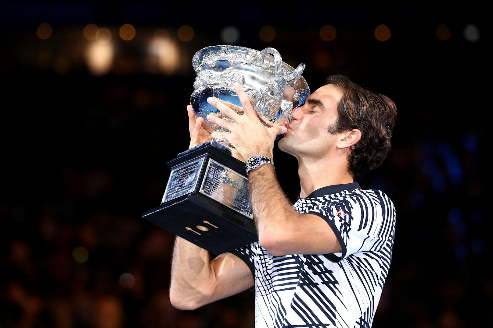 Nach dem Sieg des Norman Brookes Challenge Cup am 29. Januar 2017 in Melbourne, Australien, küsst Federer den Pokal.