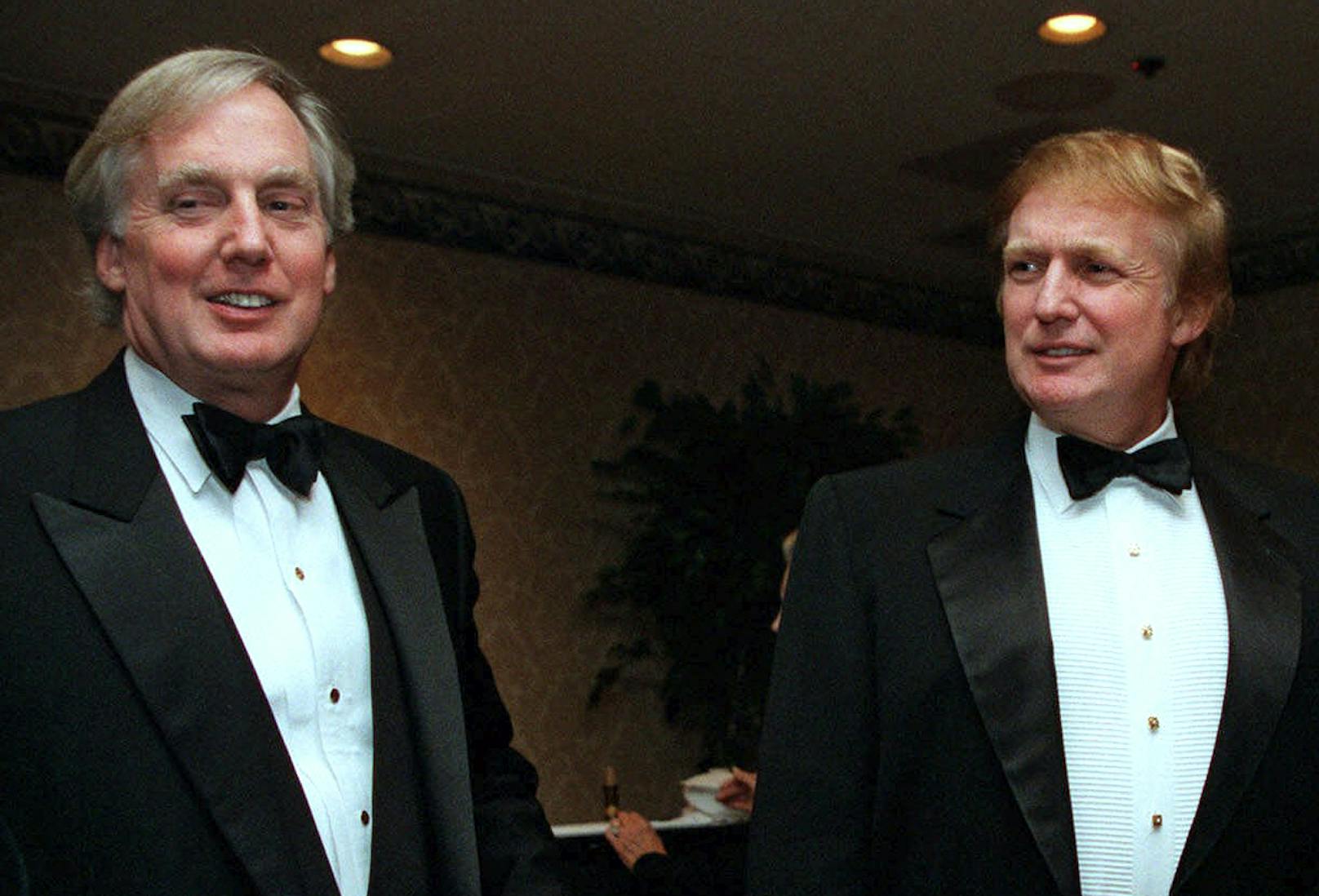 Donald Trump (r.) und sein jüngerer Bruder Robert bei einem Event in New York. Archivbild, 3. November 1999