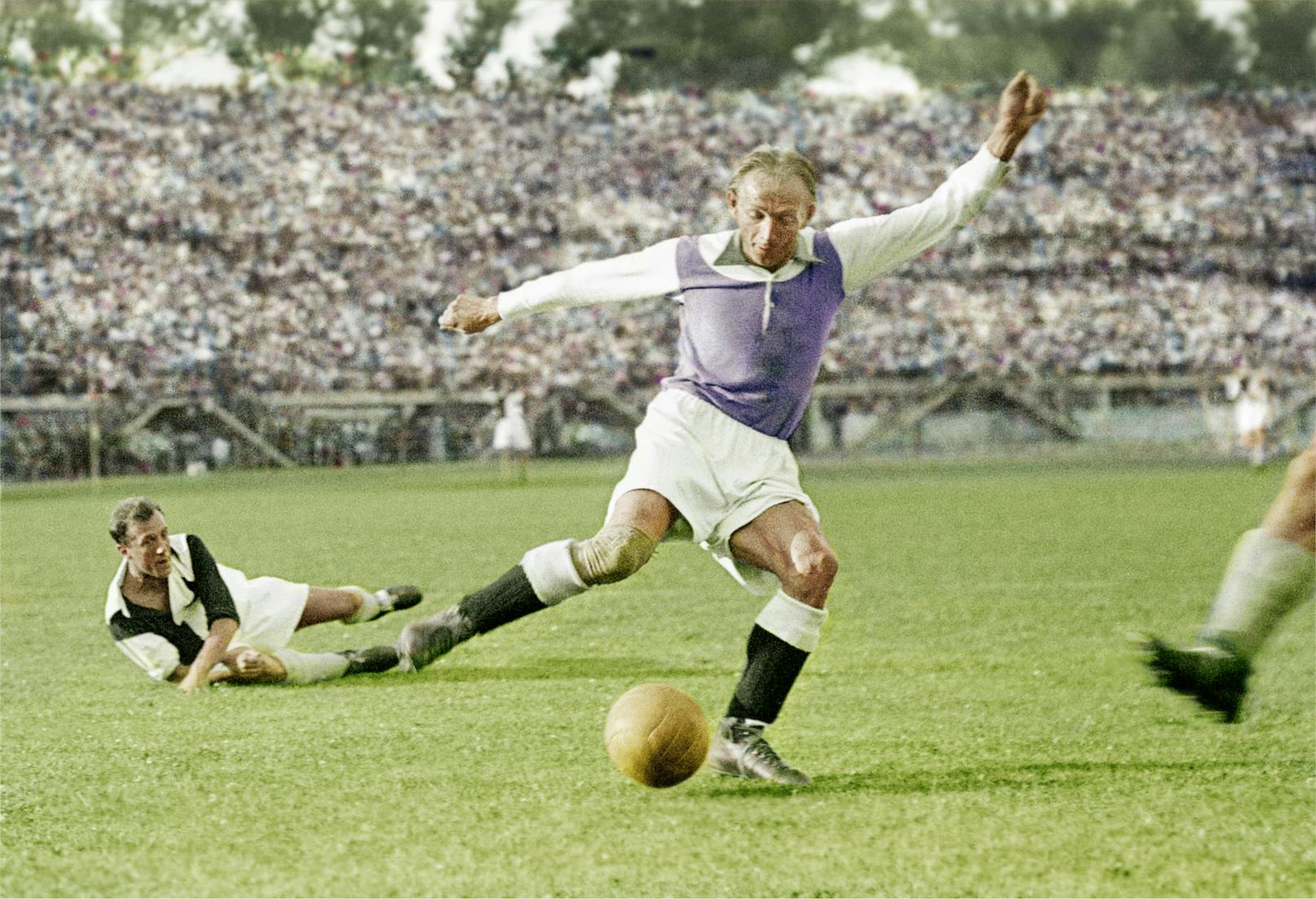 <strong>Matthias Sindelar:</strong> "Der Papierene" war Mittelstürmer und Kapitän des legendären Wunderteams. Mit der Austria gewann er 1933 und 1936 den Mitropapokal.&nbsp;