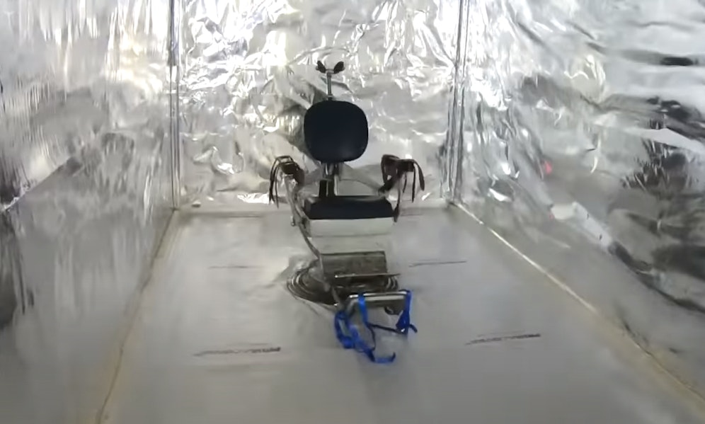 Ein Zahnarztstuhl in einem Container.