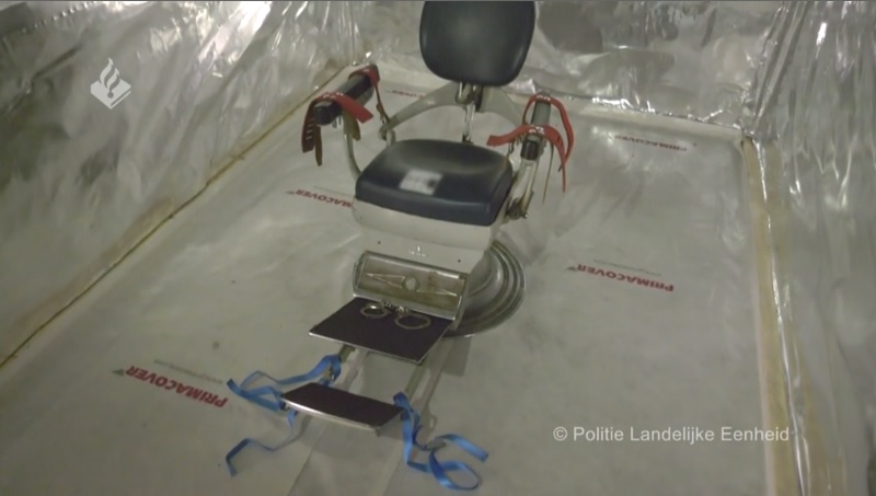 In einer Lagerhalle wurde eine Folterkammer entdeckt.