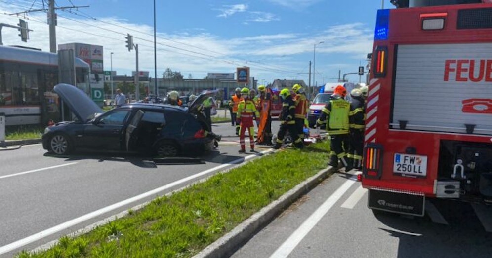 In Pasching fuhr eine Straßenbahn in ein Auto. Eine Frau wurde schwer verletzt.