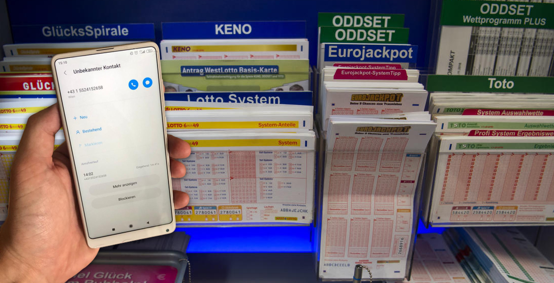Die Nummer am Display und Lottoscheine.
