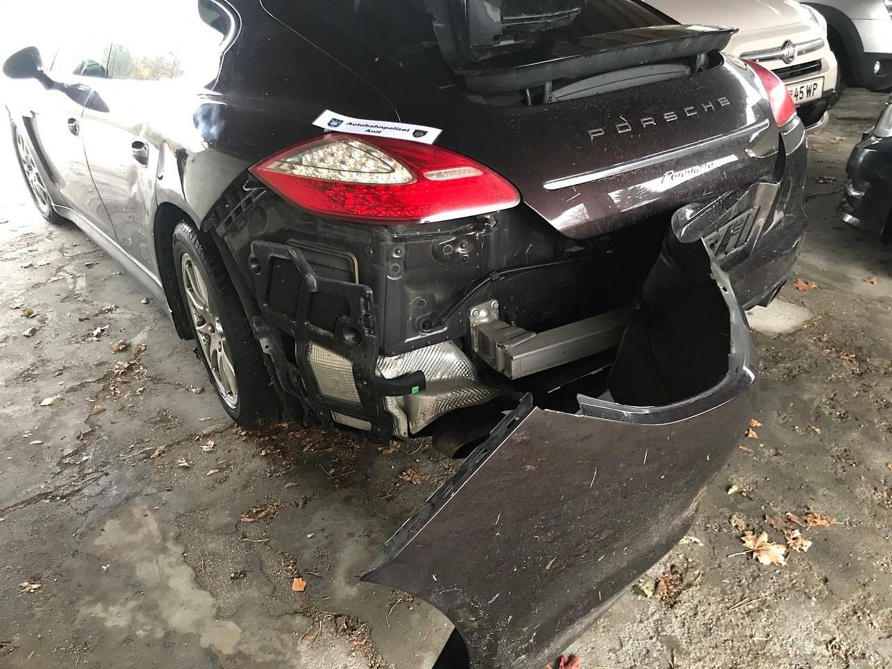 Der Porsche wurde bei den Unfällen schwer beschädigt (15. November 2019)