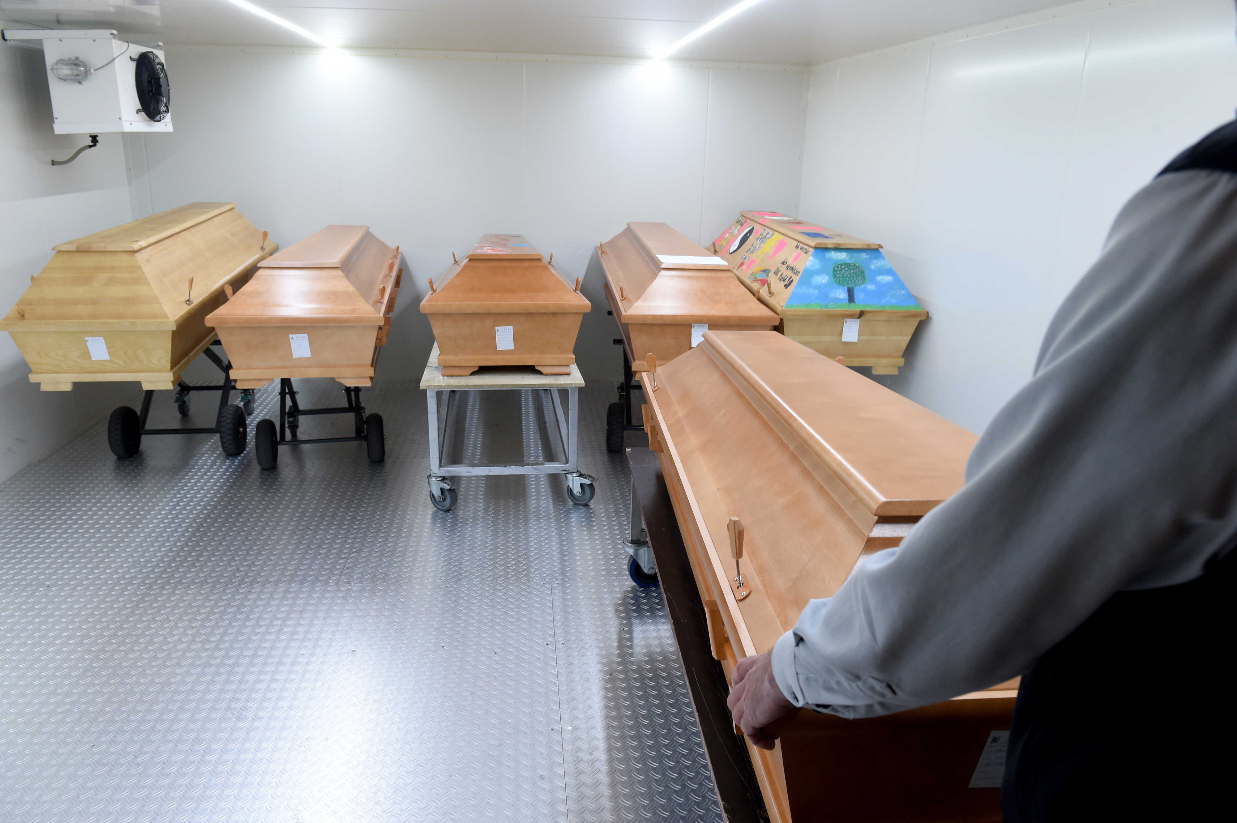 Särge in der Kühlkammer eines Bestattungsinstitutes. Symbolbild