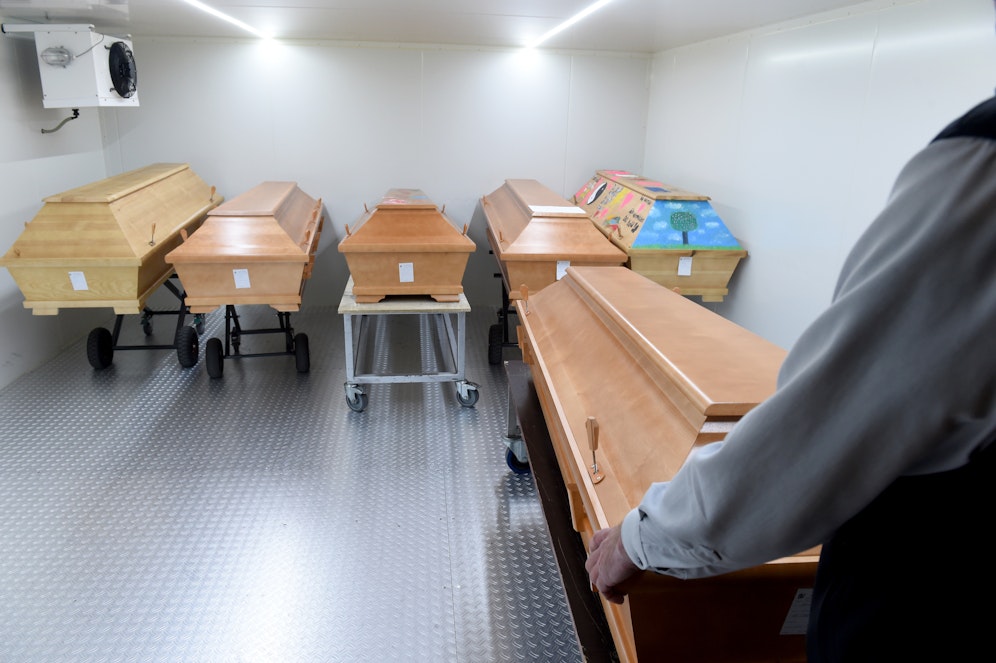 Särge in der Kühlkammer eines Bestattungsinstitutes. Symbolbild