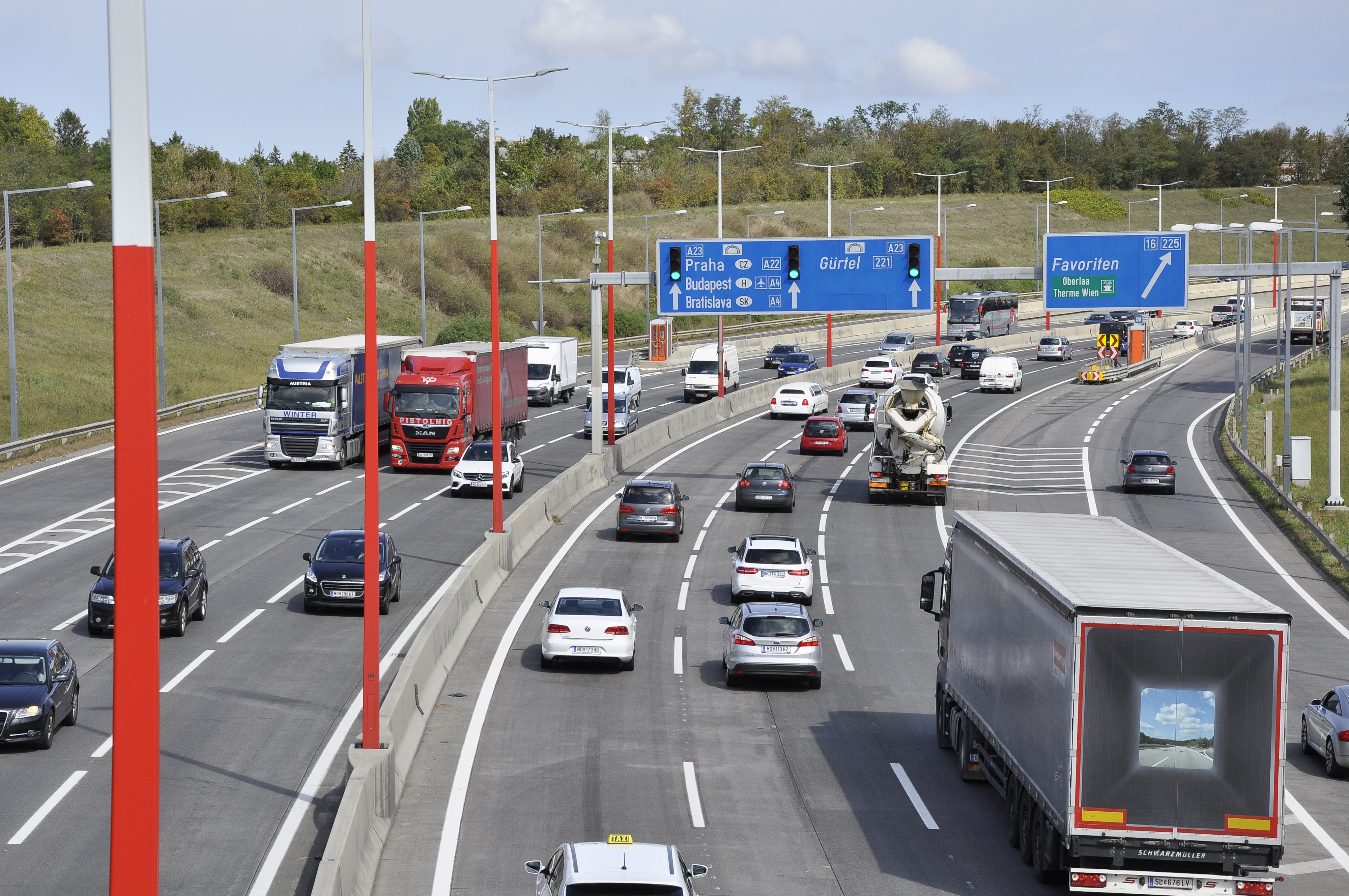 Der Lkw-Fahrer war auf der A23 unterwegs.