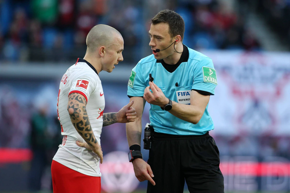 Leipzigs Angeliño im Gespräch mit Schiedsrichter Felix Zwayer.