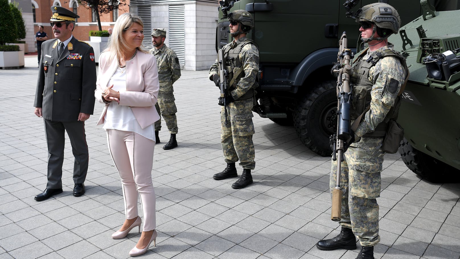 Verteidigungsministerin Klaudia Tanner mit Soldaten des Bundesheeres.