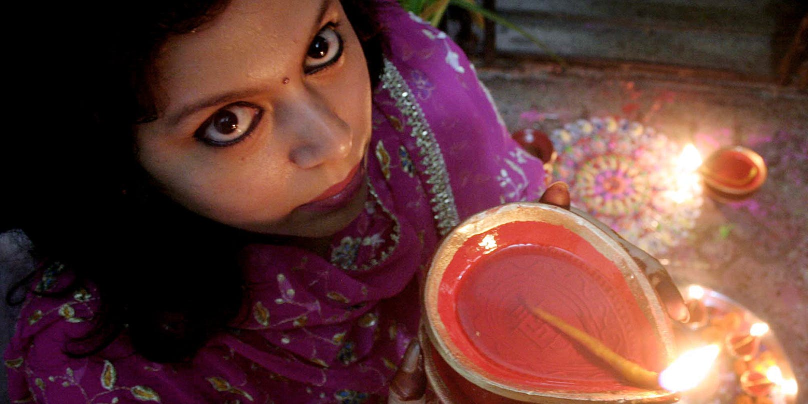 Eine junge Frau hält eine Öllampe während des "Lichterfestes" in Kalkutta. Archivbild
