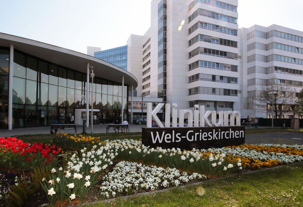 Der Bub stürzte aus einem Fenster und wurde ins Welser Spital gebracht.