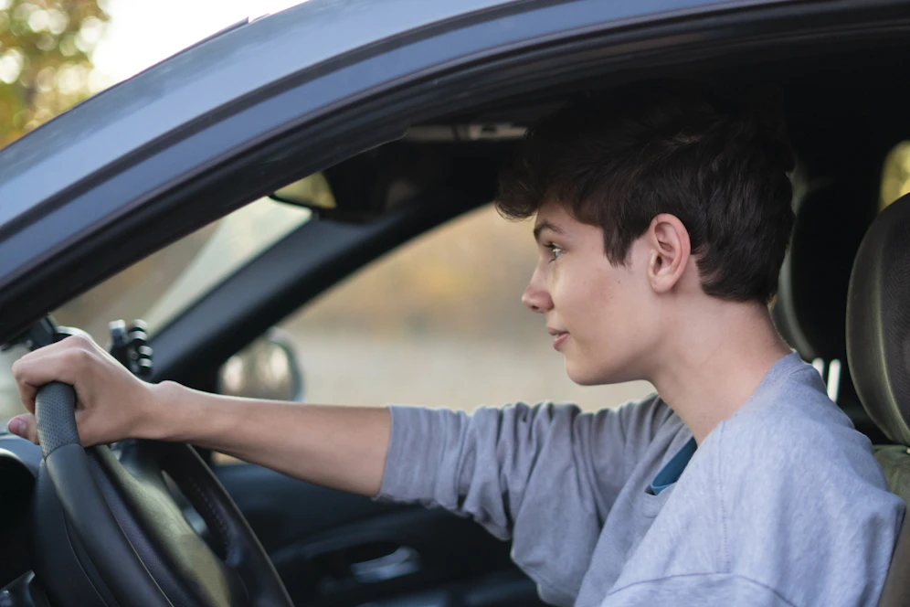 Die 14-Jährigen probierten den Wagen auf einem Autobahn-Parkplatz aus.